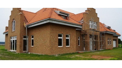 Pe-Trim Radzanowo: elewacje z cegły klinkierowej, wykonawstwo elewacji z betonu architektonicznego, systemy elewacji